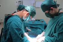 Cứu sống người phụ nữ nguy kịch vì khối u buồng trứng 25 cm, bị xoắn, nhiễm trùng