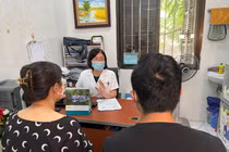 Bác sĩ của Viện Sức khỏe tâm thần Quốc gia tư vấn cho bệnh nhân trầm cảm