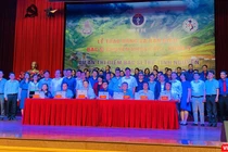 Bà Nguyễn Thúy Anh – Chủ nhiệm Ủy ban các Vấn đề Xã hội của Quốc hội, đại diện Bộ Y tế, Trường Đại học Y Hà Nội và các BV tại lễ bàn giao các bác sĩ trẻ tình nguyện về các vùng khó khăn