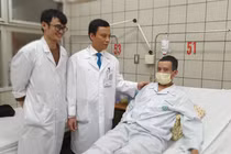 Các bác sĩ kiểm tra sức khỏe bệnh nhân trước khi xuất viện (ảnh: Mai Thanh)