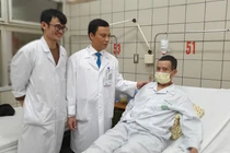 Các bác sĩ kiểm tra sức khỏe bệnh nhân trước khi xuất viện (ảnh: Mai Thanh)