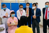 Thứ trưởng Bộ Y tế Trần Văn Thuấn, GS.TS. Tạ Thành Văn – Chủ tịch Hội đồng Trường Đại học Y Hà Nội và nhóm nghiên cứu gặp gỡ, động viên các tình nguyện viên trước giờ tiêm chính thức vacine COVIVAC (sáng nay 15/3).