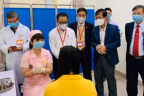 Thứ trưởng Bộ Y tế Trần Văn Thuấn, GS.TS. Tạ Thành Văn – Chủ tịch Hội đồng Trường Đại học Y Hà Nội và nhóm nghiên cứu gặp gỡ, động viên các tình nguyện viên trước giờ tiêm chính thức vacine COVIVAC (sáng nay 15/3).