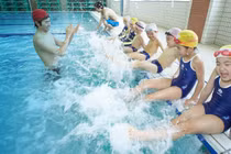 Dạy bơi cho trẻ là giải pháp tốt nhất để giảm thiểu tình trạng đuối nước ở trẻ em (ảnh: Internet)