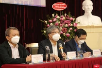 GS.TS. Trần Bình Giang - Giám đốc BV Hữu nghị Việt Đức, Phó trưởng Ban Chỉ đạo hội nghị (người ở giữa)- chủ trì cuộc họp báo