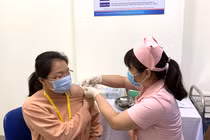 Tiêm thử nghiệm văc xin do Việt Nam sản xuất tại Trường Đại học Y Hà Nội