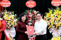 Thủ tướng Chính phủ Phạm Minh Chính trao quyết định Quyền Bộ trưởng Bộ Y tế cho bà Đào Hồng Lan.