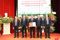 Thứ trưởng Bộ Nội Vụ Nguyễn Duy Thăng trao danh hiệu BV hạng Đặc biệt lần thứ 2 cho BV Hữu Nghị Việt Đức 