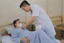  Suýt rụng ngón tay vì hoại tử nhiễm trùng nặng sau khi bị điện giật 