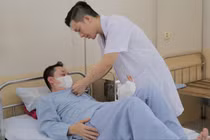  Suýt rụng ngón tay vì hoại tử nhiễm trùng nặng sau khi bị điện giật 