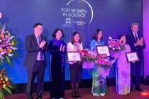 Phó Chủ tịch nước Đặng Thị Ngọc Thịnh và GS. Châu Văn Minh - Chủ tịch Viện Hàn lâm KHv&CN Việt Nam trao Giải thưởng L’Oreál – UNESCO "Vì sự phát triển phụ nữ trong khoa học" cho 3 nhà khoa học nữ xuất sắc năm 2019