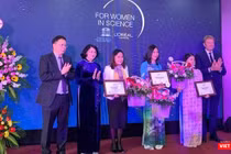 Phó Chủ tịch nước Đặng Thị Ngọc Thịnh và GS. Châu Văn Minh - Chủ tịch Viện Hàn lâm KHv&CN Việt Nam trao Giải thưởng L’Oreál – UNESCO "Vì sự phát triển phụ nữ trong khoa học" cho 3 nhà khoa học nữ xuất sắc năm 2019