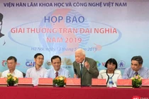 GS.VS. Nguyễn Văn Hiệu - Ủy viên thường trực Hội đồng Giải thưởng trao đổi với báo giới