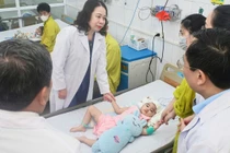 Phó Chủ tịch nước thăm và tặng quà bệnh nhi tại Bệnh viện Phổi Trung ương nhân dịp 1/6