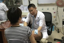 Khám bệnh cho trẻ tại Bệnh viện Nhi Trung ương (ảnh: Thanh Hằng)