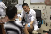 Khám bệnh cho trẻ tại Bệnh viện Nhi Trung ương (ảnh: Thanh Hằng)