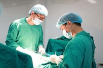 Bác sĩ Bệnh viện Da liễu Trung ương xử lý cho một bệnh nhân bị biến chứng Bác sĩ Bệnh viện Da liễu Trung ương