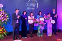 Phó Chủ tịch nước Đặng Thị Ngọc Thịnh và GS. Châu Văn Minh - Chủ tịch Viện Hàn lâm Khoa học và Công nghệ Việt Nam trao Giải thưởng L’Oreál – UNESCO "Vì sự phát triển phụ nữ trong khoa học" cho 3 nhà khoa học nữ xuất sắc năm 2019 