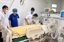 Nữ bác sĩ nghèo bị hôn mê sâu, con 13 tháng tuổi khóc ngặt tìm mẹ