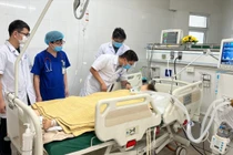 Nữ bác sĩ nghèo bị hôn mê sâu, con 13 tháng tuổi khóc ngặt tìm mẹ