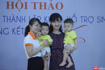 : Bác sĩ Thu Hiền (ngoài cùng bên trái) cùng 1 gia đình có con nhờ thụ tinh trong ống nghiệm