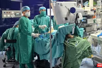 Phẫu thuật cắt u tá tụy cho cụ ông 96 tuổi, bác sĩ BV Xanh Pôn vượt qua kỷ lục thế giới ở Trung Quốc