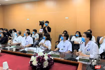 Các chuyên gia ở BV Việt Đức tư vấn KCB từ xa cho các BV tuyến dưới