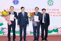 Bộ trưởng Nguyễn Thanh Long trao quyết định chỉ định chức vụ Chủ tịch Hội đồng quản lý Bệnh viện Bạch Mai cho TS. BS Dương Đức Hùng và bổ nhiệm Giám đốc Bệnh viện Bạch Mai cho PGS.TS Đào Xuân Cơ (ảnh: Trần Minh)