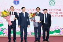 Bộ trưởng Nguyễn Thanh Long trao quyết định chỉ định chức vụ Chủ tịch Hội đồng quản lý Bệnh viện Bạch Mai cho TS. BS Dương Đức Hùng và bổ nhiệm Giám đốc Bệnh viện Bạch Mai cho PGS.TS Đào Xuân Cơ (ảnh: Trần Minh)