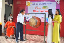 TS. Lê Doãn Hợp, Chủ tịch danh dự Hội Truyền thông số Việt Nam đánh trống khai giảng năm học của các cô trò trường "nhân đạo Finado"