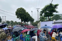 Video: Hàng nghìn người xếp hàng dưới mưa để nộp hồ sơ mua nhà ở xã hội tại Hà Nội