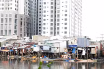 TP.HCM (cũ) vẫn còn hơn 39.600 căn nhà trên và ven 398 tuyến sông, kênh, rạch lớn nhỏ với 65.000 hộ gia đình.