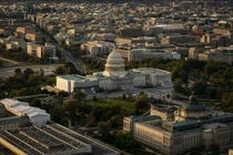 Đây là lần đầu tiên trong hơn một thập kỷ Mỹ bị một công ty xếp hạng uy tín hạ mức tín dụng (Ảnh: WSJ)