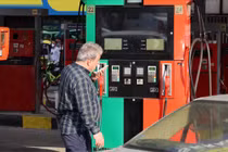 Quốc gia có giá xăng chỉ từ 700 đồng/lít (Ảnh: NBC)