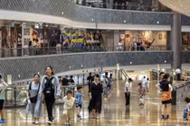 Người dân đi mua sắm tại một trung tâm thương mại ở Thượng Hải, Trung Quốc (Ảnh: Bloomberg)