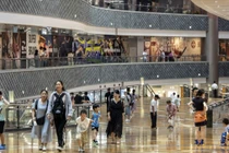 Người dân đi mua sắm tại một trung tâm thương mại ở Thượng Hải, Trung Quốc (Ảnh: Bloomberg)