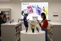 Doanh thu từ bán iPhone giảm 2,4% xuống còn 39,7 tỉ USD (Ảnh: Zuma)