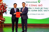 Ông Nguyễn Thanh Tùng (bên trái) tại buổi lễ công bố Quyết định chuẩn y Phó Bí thư Đảng ủy và bổ nhiệm Tổng Giám đốc Vietcombank (Nguồn: Vietcombank)