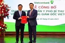 Ông Nguyễn Thanh Tùng (bên trái) tại buổi lễ công bố Quyết định chuẩn y Phó Bí thư Đảng ủy và bổ nhiệm Tổng Giám đốc Vietcombank (Nguồn: Vietcombank)