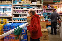 Người tiêu dùng đi mua hàng tại một cửa hiệu ở Bethesda, Maryland (Ảnh: Getty)