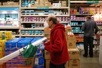 Người tiêu dùng đi mua hàng tại một cửa hiệu ở Bethesda, Maryland (Ảnh: Getty)