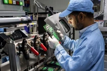 Mô hình phát triển kinh tế của Ấn Độ hay của Indonesia được xem là ưu việt hơn? (Ảnh: The Economist)