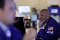 Khủng hoảng ngân hàng thời gian qua gây tác động tới niềm tin của giới đầu tư (Ảnh: Reuters)