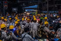 Công nhân tham gia giao thông gần Khu công nghiệp Morowali của Indonesia, trung tâm của ngành công nghiệp liên quan đến niken (Ảnh: Getty)