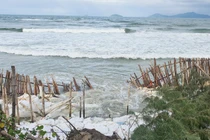 Ảnh: Biển Cửa Đại tiếp tục bị sóng xâm thực sâu