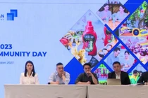 CEO Masan Group Danny Le (giữa) chia sẻ với nhà đầu tư (Ảnh chụp màn hình)