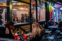 Lạm phát cao vẫn dai dẳng ở cả Mỹ và các nước châu Âu (Ảnh: Bloomberg)