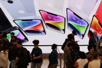 Doanh số bán iPhone tại Trung Quốc khiến kết quả kinh doanh của Apple vượt kỳ vọng (Ảnh: Reuters)