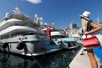 Người tiêu dùng thuộc nhóm giàu có đang có nhiều sự thay đổi trong thói quen (Ảnh: WSJ)