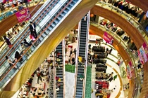 Giới đầu tư kỳ vọng người tiêu dùng Trung Quốc sẽ tăng chi tiêu sau khi các biện pháp hạn chế do COVID được nới lỏng (Ảnh: Bloomberg)